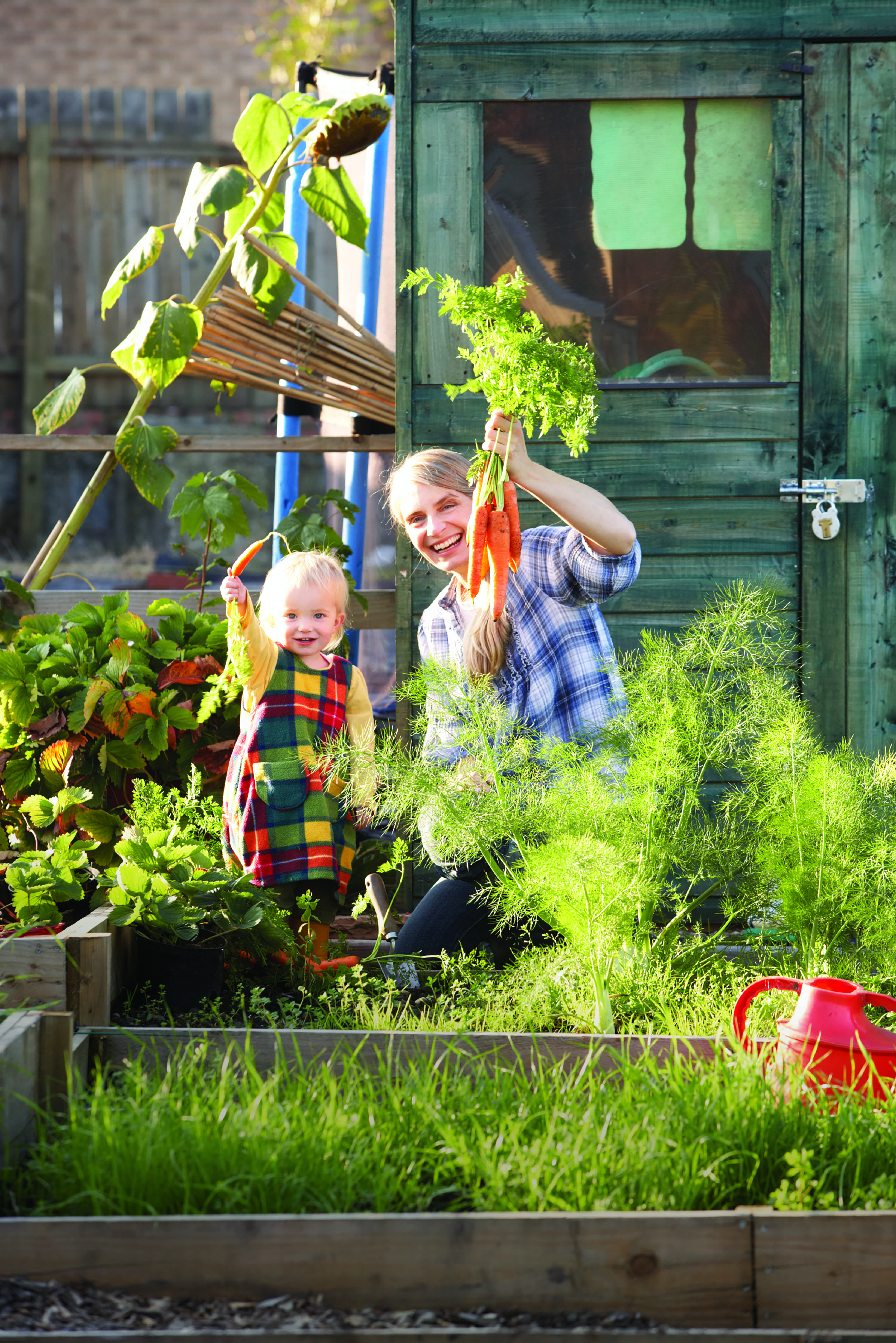AdobeStock_35748333-women working allotment with child